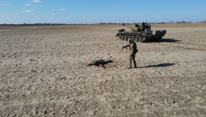 Russian occupier surrendered tank for reward 01