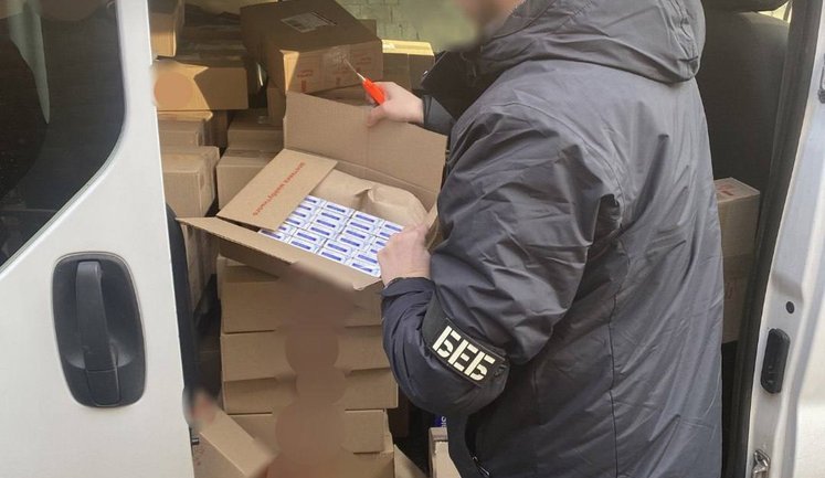 БЕБ знайшло організаторів схеми продажу нелегальних сигарет через Telegram. ФОТО