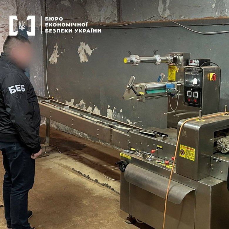 БЕБ знайшло підпільне виробництво підробних вафель 