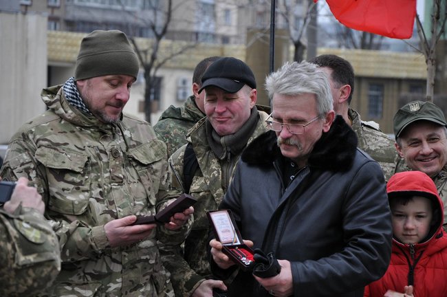 Учасники АТО та мешканці Києва поклали на Троєщині квіти до памятника Воїну-добровольцю 36