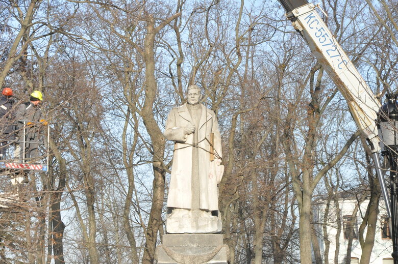 Пам’ятник радянському генералу Ватутіну демонтували у Києві 15