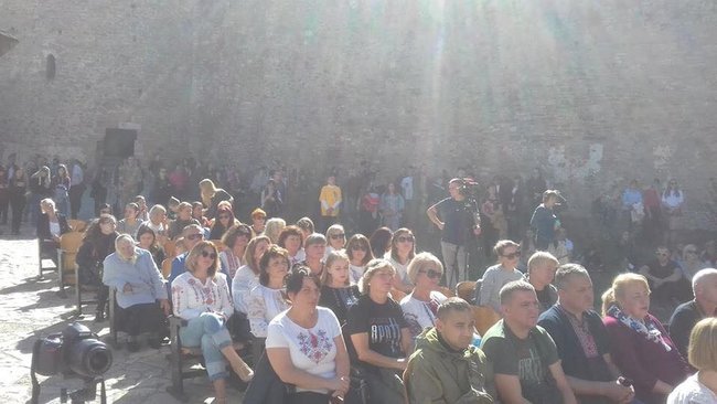 Народний герой України в Хотині: шість недержавних нагород вручили у дворі старовинної фортеці на Буковині 13