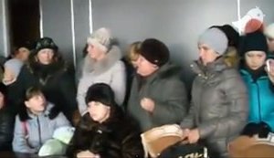 "Мы никуда не денемся, даже не мечтайте. Без денег я не уйду": Жительницы Енакиево пришли к террористам за деньгами на еду. ВИДЕО