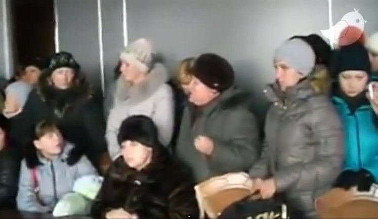 "Мы никуда не денемся, даже не мечтайте. Без денег я не уйду": Жительницы Енакиево пришли к террористам за деньгами на еду. ВИДЕО