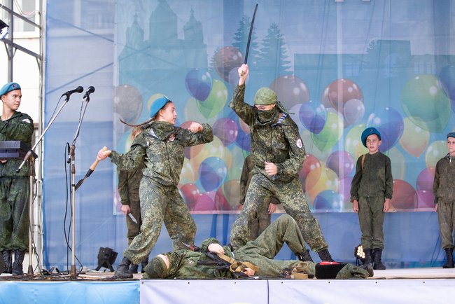 Автоматы, пистолеты, шашки и лопаты: оккупанты на День города в Джанкое заставили детей показывать сценки с убийствами 22