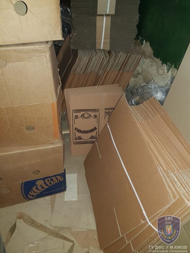 Підпільне виробництво алкогольного фальсифікату ліквідовано на Чернігівщині, вилучено продукції на 1,4 млн грн 08