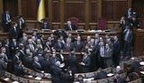 "Банду геть!", - БЮТ заблокировал трибуну Рады и добился перенесения рассмотрения законов по ГТС и "Нефтегазу". + ВИДЕО.