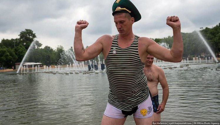 Пьяный день пограничника в России: водка, пиво и фонтаны. ФОТОрепортаж+ВИДЕО(обновлено)