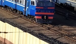 У Білорусі зафарбовують червоно-зелену символіку на електричках: Тепер вони не відрізняються від українських. ФОТОрепортаж