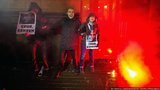 В Москве полиция арестовала молодоженов в свадебных нарядах за протестные настроения. ФОТОрепортаж