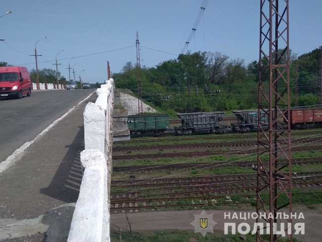 Двоє чоловіків врятували пенсіонерку, яка намагалася скоїти самогубство на Донеччині, - Нацполіція 02
