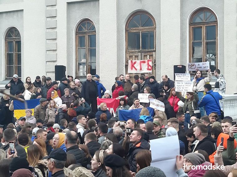 Hundreds of people came to UOC-MP church in Khmelnytskyi, where a soldier was beaten 03