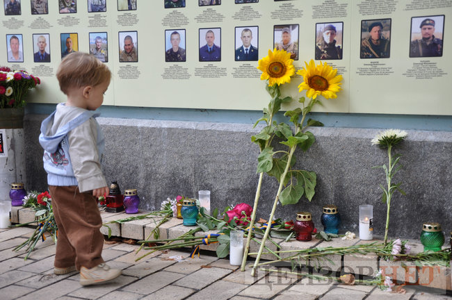 Антивандальний термінал памяті всіх загиблих у війні з РФ відкрили в Києві біля Стіни памяті 18