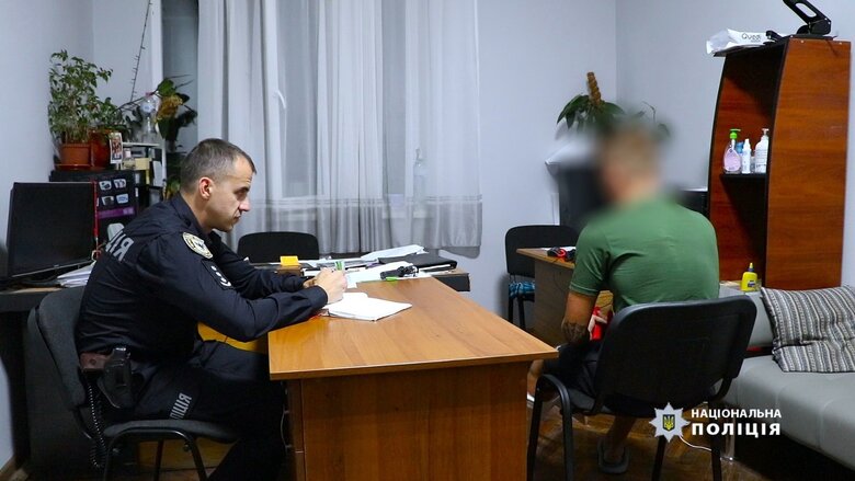 У Івано-Франківську троє чоловіків побили військового. Поліція затримала нападників