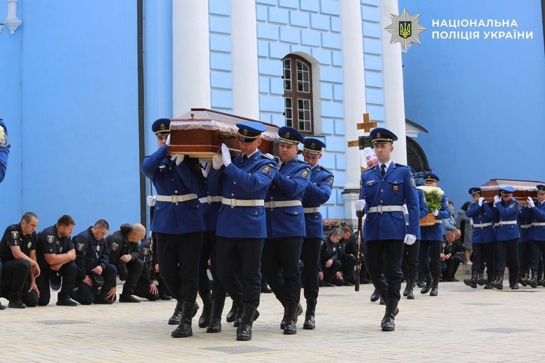 В Киеве провели в последний путь полицейских Дениса Будченко и Дмитрия Бондарчука