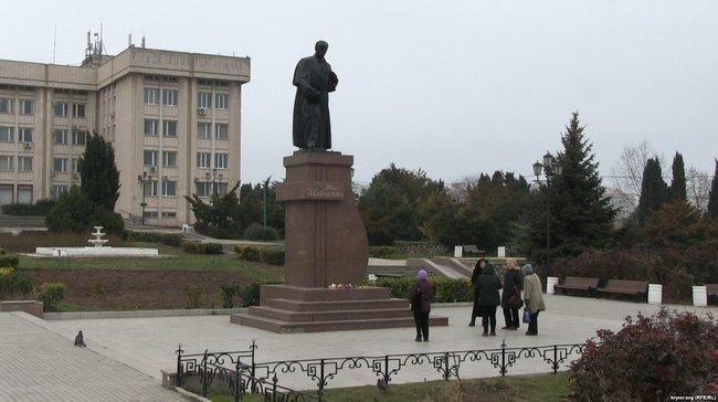 Жителі окупованих Ялти, Керчі та Севастополя поклали квіти до памятників Шевченку 02