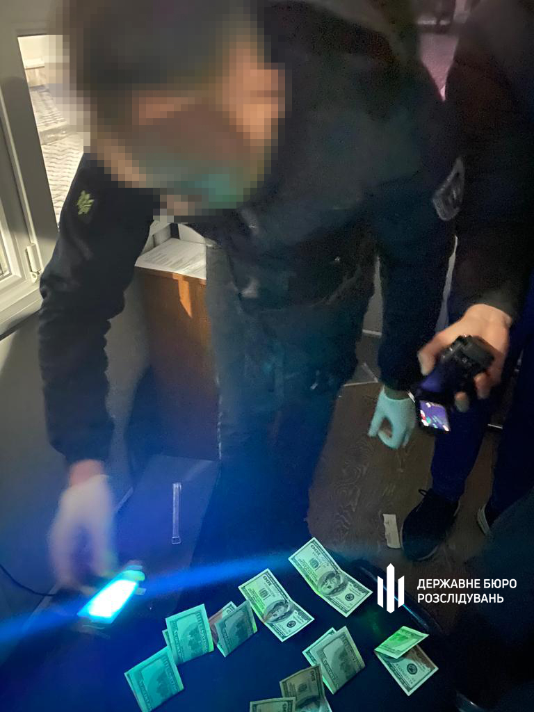 На Одеській митниці вимагали гроші за ввезення товарів, хабарі ховали навіть у туалеті, - ДБР 08