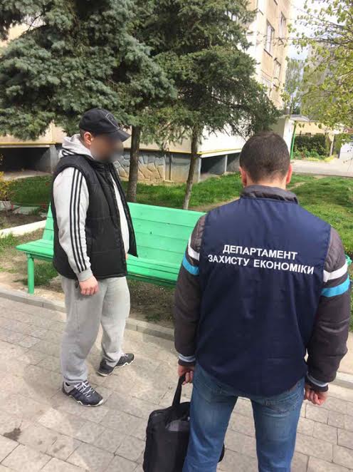 Во Львове задержан посредник, который обещал передать судьям одного из судов $2 тысячи взятки 03 Во Львове задержан посредник, который обещал передать судьям одного из судов $2 тысячи взятки 03