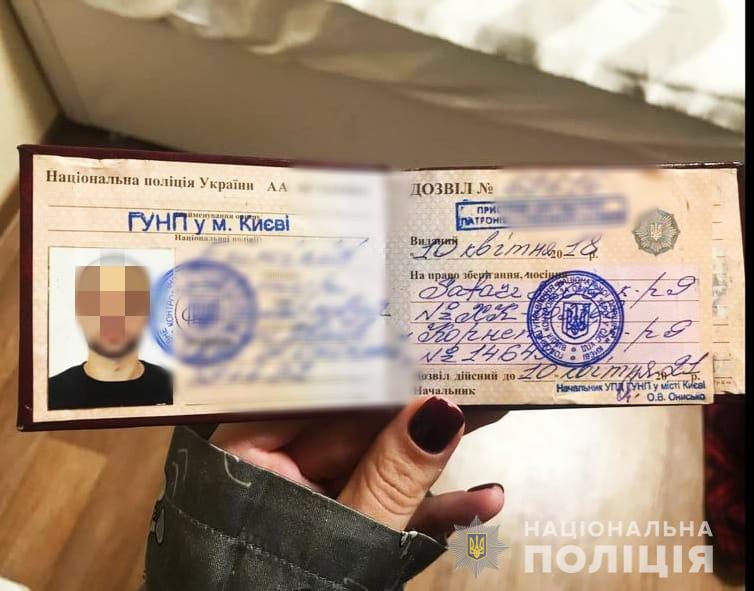 Підкладали наркотики в посилку і вимагали гроші: в Києві затримали банду, що складається з таксистів і псевдополіцейських 09