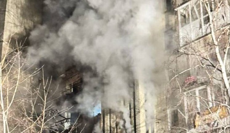 Ударные дроны РФ атаковали многоэтажку в Ахтырке: есть раненые