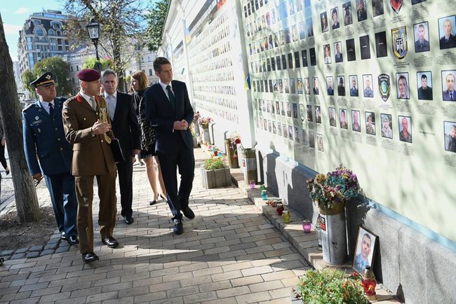 Вільямсон відвідав Стіну памяті в Києві 03