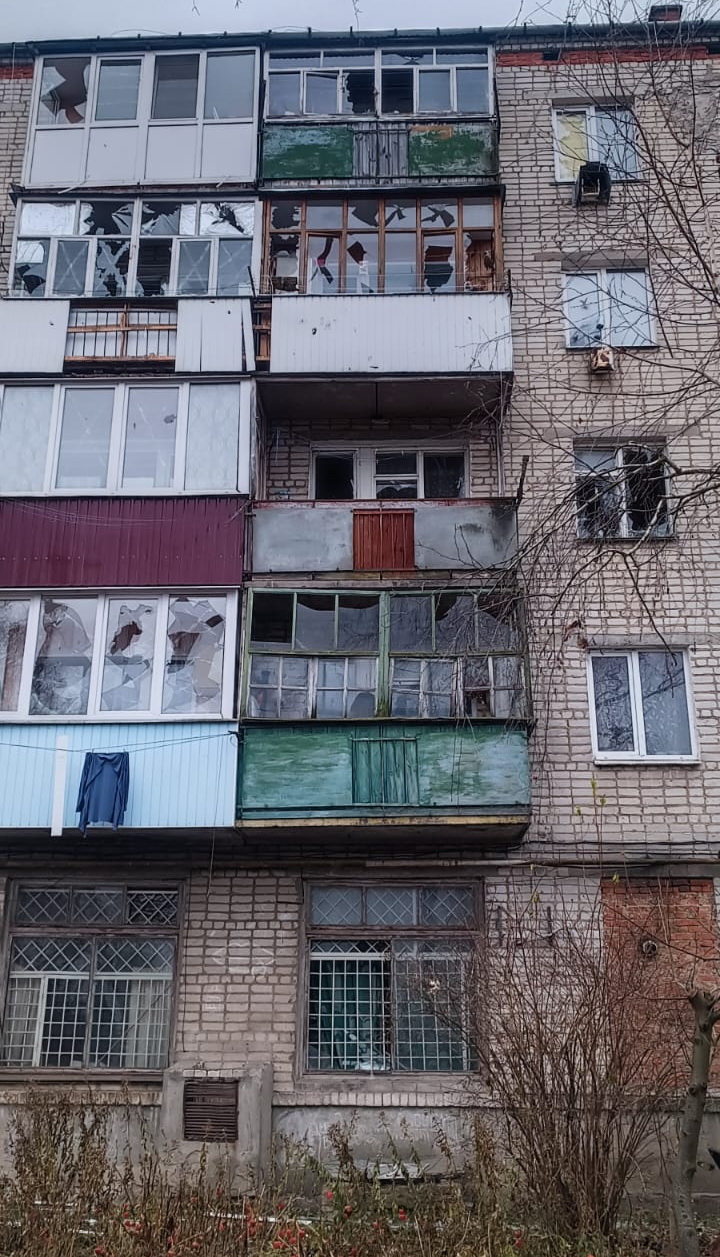 Последствия вражеских обстрелов Сумщины: в Середине-Буде поврежден многоквартирный дом 02