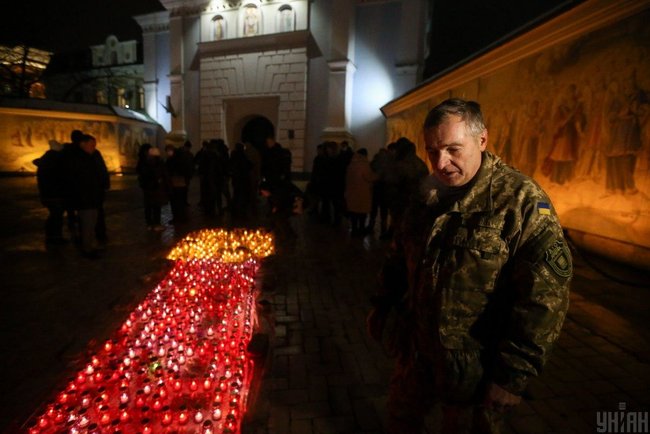 У центрі Києва вшанували память кіборгів, які захищали донецький аеропорт - запалили 244 лампадки 02