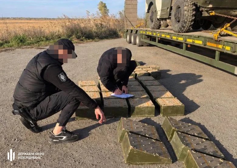 A lieutenant-colonel in the Dnipropetrovsk region attempted to sell an armoured vehicle and explosives