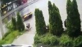 У Харкові водій дивом вижив у ДТП, випавши з машини під час удару об стовп. ВІДЕО камер спостереження