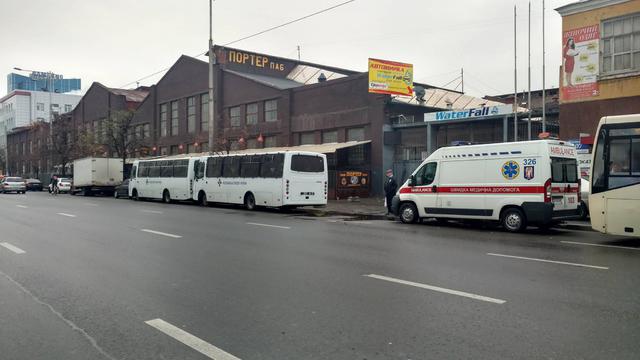 Поліцейські охороняють залу Святошинського райсуду: прихильники Коханівського залишаються в забарикадованому приміщенні 01
