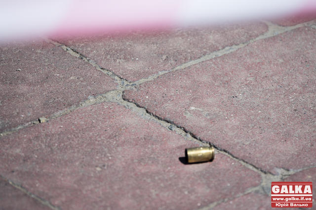 Невідомий розстріляв Audi в центрі Івано-Франківська, є постраждалий, - ЗМІ 02