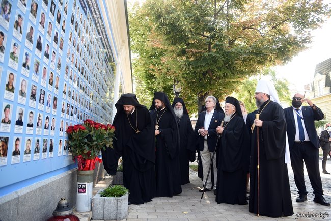 Варфоломей провел благодарственную молитву в Михайловском соборе 04