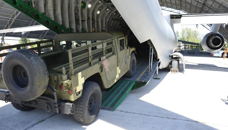 Новий літак Ан-178 успішно пройшов випробування із завантаження самохідної техніки. ФОТО