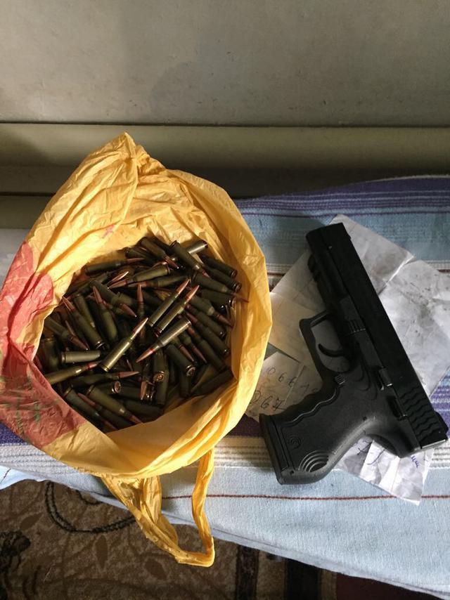SBU officers apprehended criminal group of arms traders 03