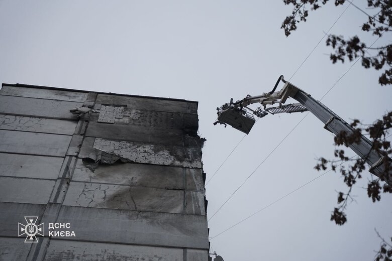 Наслідки атаки дрона на будинок у Святошинському районі