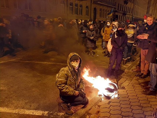 Учасники акції на підтримку Стерненка відібрали в поліції кілька шоломів і спалили їх 04