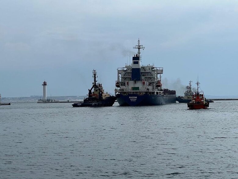 Первое судно с украинским зерном уже покинуло Одессу 01