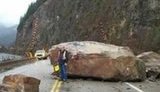 Каменная глыба весом 30 тонн обрушилась на дорогу в Ивано-Франковске. ФОТО
