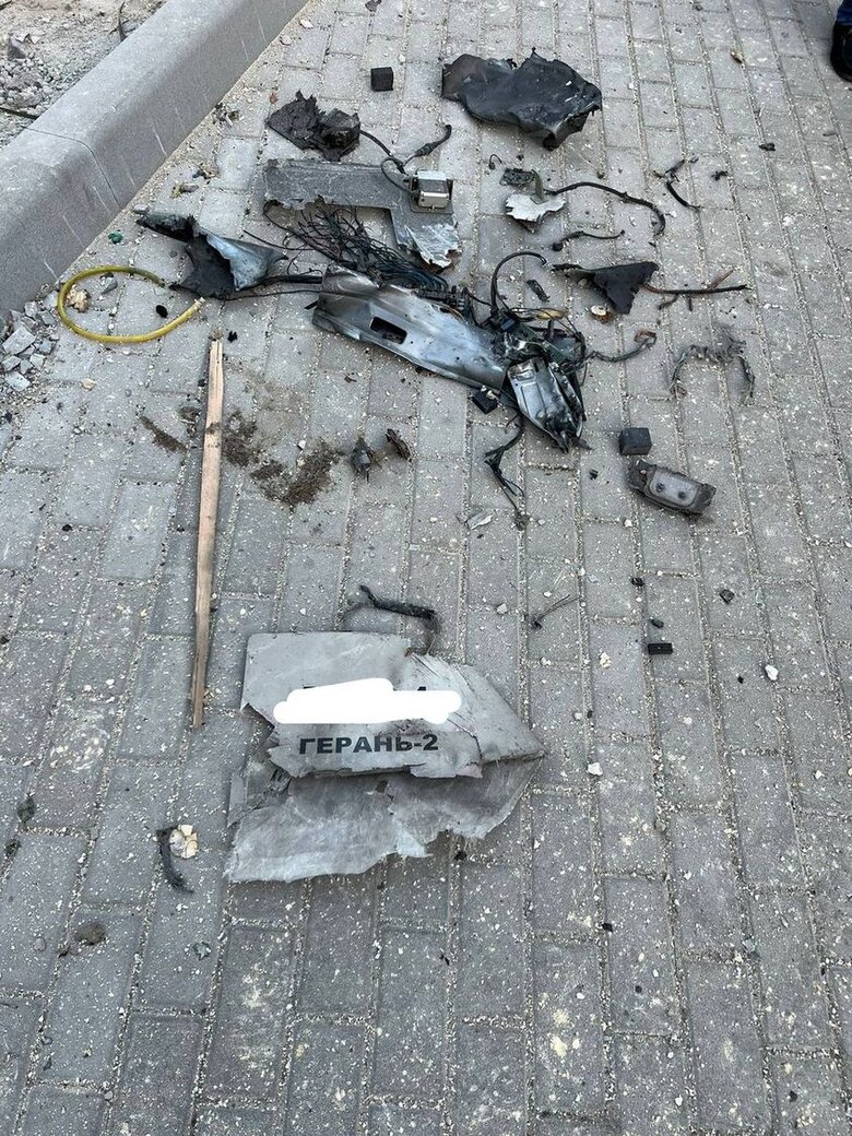 Уламок одного з дронів-камікадзе, які зранку атакували Київ 01