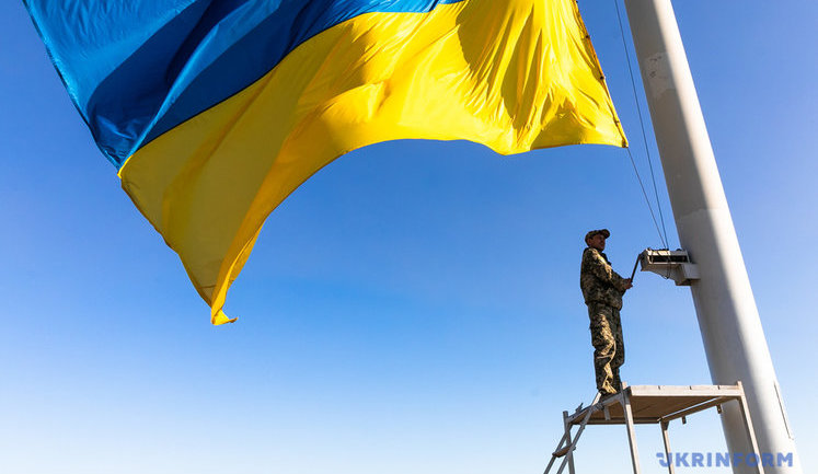 Самый большой флаг страны в Киеве приспускают на неопределенный срок из-за сильного ветра, - КГГА