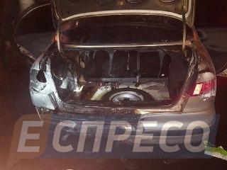 На Печерську в Києві вночі двічі підпалювали автомобілі 12