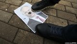 "Слава нації!", "Живе Білорусь!" - у центрі Мінська на акції протесту порвали портрети Путіна. ВIДЕО