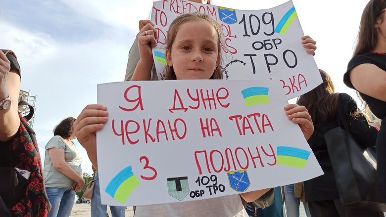 Акция Оленовка - новый Освенцим, организованная родственниками пленных защитников Азовстали, прошла в центре Киева 19