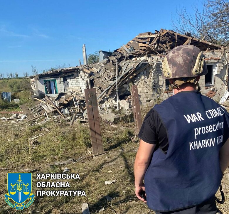 Последствия удара авиабомбой по селу Купянского района 01