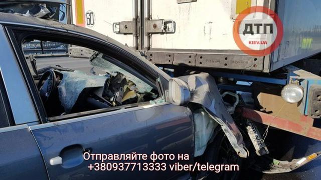 Смертельное ДТП на мосту Патона в Киеве: Porsche Cayenne влетел под фуру, пассажир погиб 03