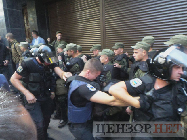 Під час мітингу під ГПУ проти екстрадиції в РФ Тумгоєва сталися сутички: мітингувальники бють вікна, їх у відповідь поливають водою зі шлангів 18
