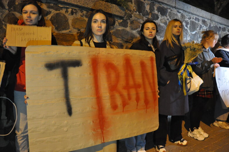 Russia+Iran new axis of evil: у Києві пікетували посольство Ірану через постачання зброї Росії 31