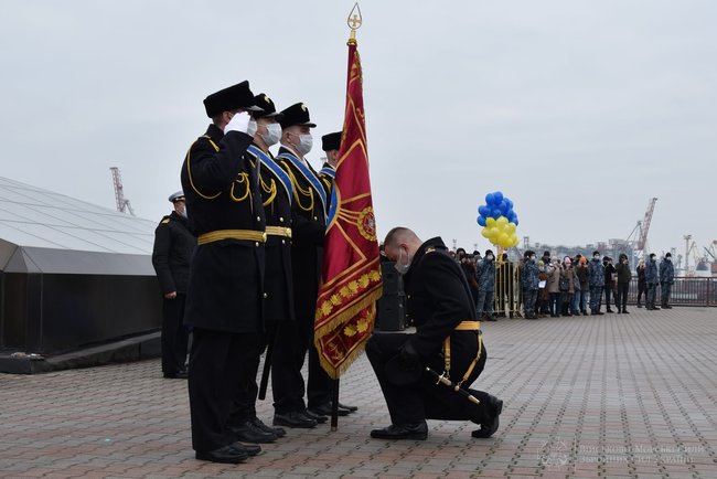 В Одессе 45 курсантов Института ВМС Украины получили офицерские погоны и кортики 03