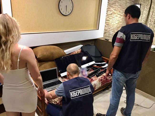 Поліція відзвітувала, що накрила порностудію з 6 моделями в Херсоні: Організатору та адміністратору загрожує від 3 до 7 років 03