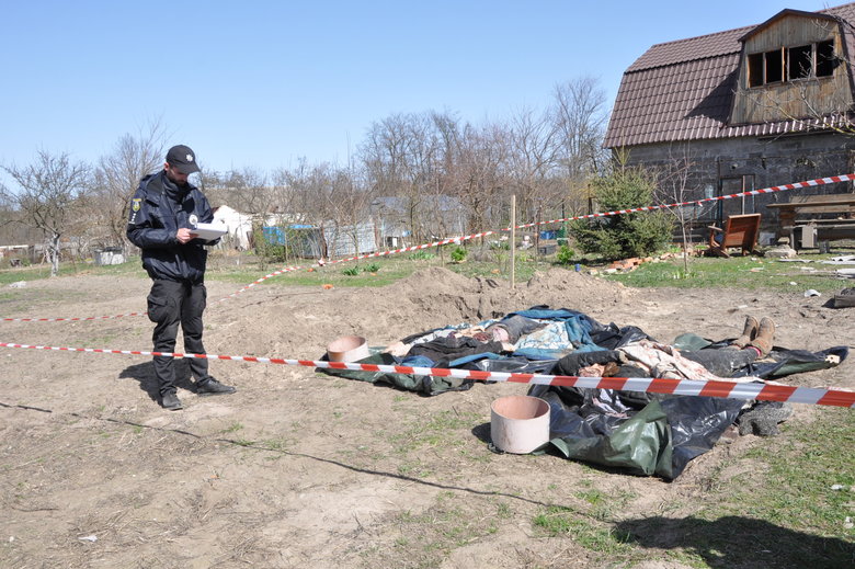 Поліція ексгумувала тіла матері та сина, вбитих росіянами, які безпідставно обстрілювали вулиці та будинки у Ваблі під Бучею 09